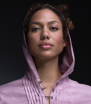 Mulher olha em frente serenamente